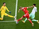 Joel Pohjanpalo z Unionu Berlín stílí gól brankái Jiímu Pavlenkovi z Werderu...