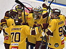 Jihlavtí hokejisté se radují z výhry nad Kladnem ve finále první ligy.