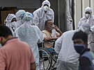 Zdravotníci poskytují péi pacientovi nakaenému covidem v nemocnici v Mumbaji....