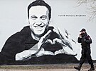 Navalného portrét v Petrohrad ped pemalováním a zasahujícím policistou....