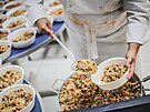 lenka charitativní organizace pipravuje jídlo pro chudé Brazilce, zem elí...