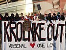 Fanouci Arsenalu protestují proti souasnému majiteli Stanu Kroenkemu.