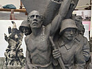 Hlinný model sousoí z památníku obtem boj o Tínsko má osm postav...