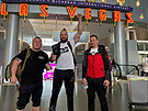 eský MMA zápasník Jií Procházka dorazil s týmem do Las Vegas. Vlevo stojí...