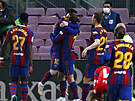 Lionel Messi (uprosted) z Barcelony se raduje se spoluhrái z gólu v zápase s...
