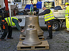 Dlníci pipravují 21. dubna 2021 dva nové zvony Hatal (vtí zvon) a...