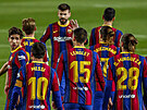 Fotbalisté FC Barcelona se radují z gólu.