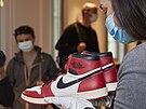 V Sothebys ukazují pár Air Jordan 1, který obul Michael Jordan ve své...