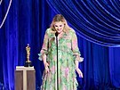 Emerald Fennellová pebírá cenu Oscar za nejlepí pvodní scéná. Získala jej...