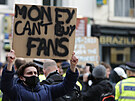 FANOUKY SI ZA PRACHY NEKOUPÍ. Píznivci Chelsea protestují proti fotbalové...