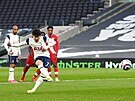 Son Hung-min z Tottenhamu promuje penaltu v utkání se Southamptonem.