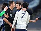 Provizorní kou Tottenhamu Ryan Mason (druhý zprava) dkuje Son Hung-minovi po...