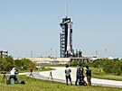 Raketa Falcon 9 s lodí Crew Dragon na odpalovací ramp v 39A v Kennedyho...