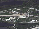 Snímek ze satelitu ukazující raketu Falcon 9 s lodí Crew Dragon na odpalovací...