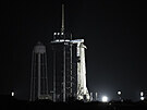 Pátení snímek rakety Falcon 9 s lodí Crew Dragon na odpalovací ramp v 39A v...