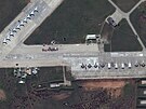 Satelitní snímky letecké základny Saki na Krymu, na kterém jsou vidt seazená...