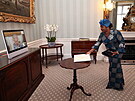 Královna Albta II. bhem videohovoru ze zámku Windsor a velvyslankyn Pobeí...