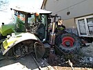 Traktor na Pardubicku smetl enu na zahrádce, poté narazil do domu ( 27. 4....