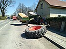 Traktor na Pardubicku smetl enu na zahrádce, poté narazil do domu ( 27. 4....