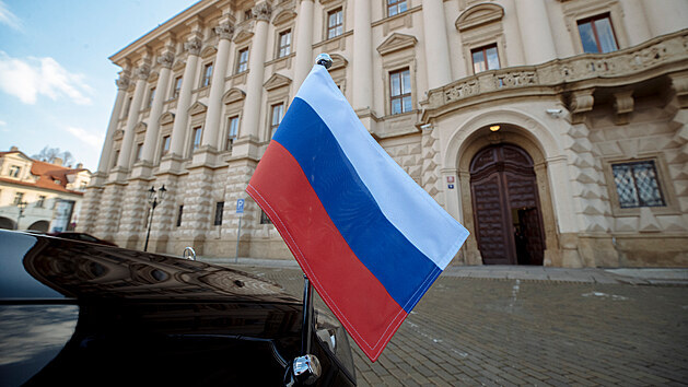 Ruská vlajka na vozidle u ambasády Ruské federace (21. dubna 2021)