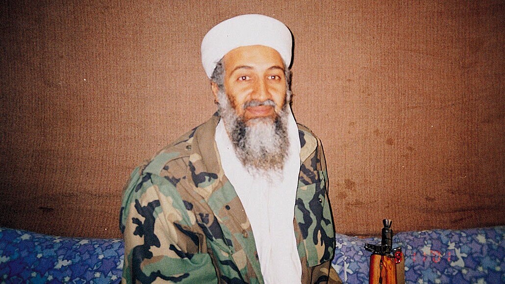 Usáma bin Ládin na archivním snímku z listopadu 2001
