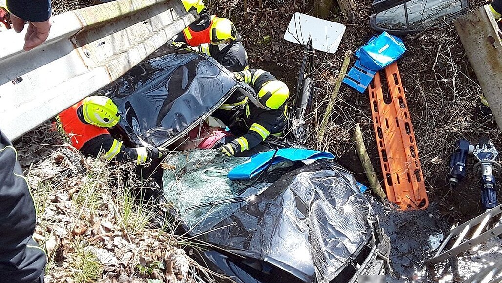 Auta se při předjíždění střetla bokem, jedno spadlo do třímetrového koryta