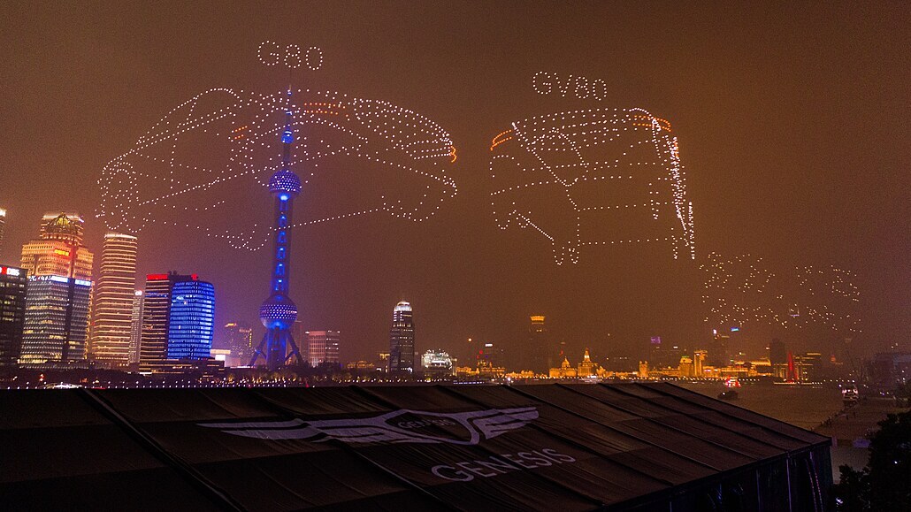 Při působivé show 3281 dronů „nakreslilo“ na noční obloze nejen logo, ale i...