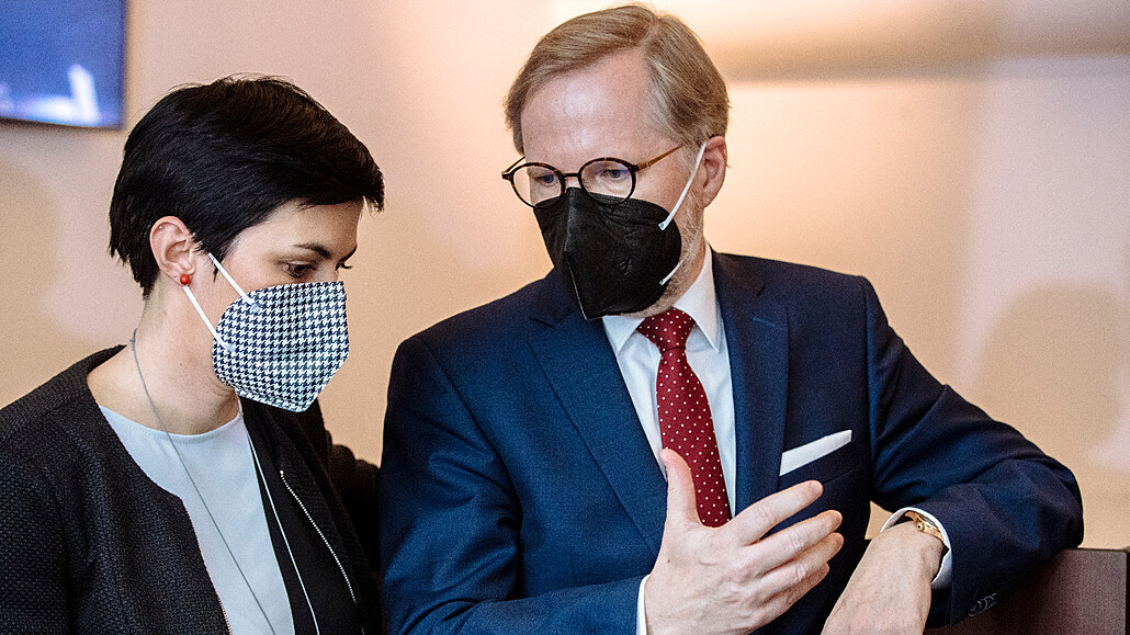 Brífink SPOLU p�ed jednáním sn�movny. Markéta Pekarová Adamová a Petr Fiala....
