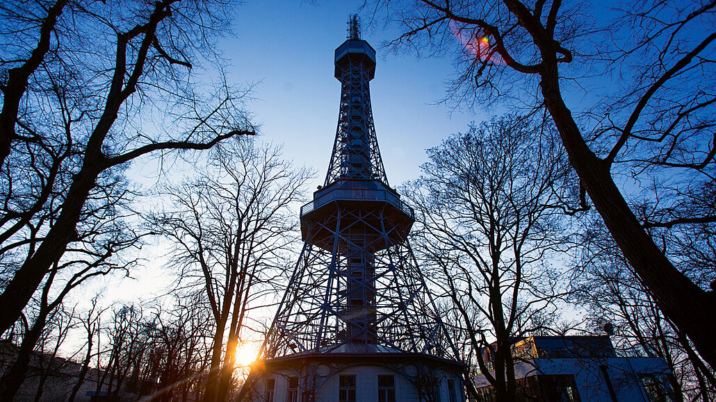 Petřínská rozhledna. Nejznámější vyhlídková věž je vysoká přes 60 metrů a za...