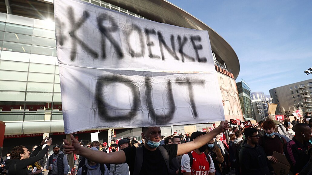 Fanou�ci Arsenalu protestují proti sou�asnému majiteli Stanu Kroenkemu.