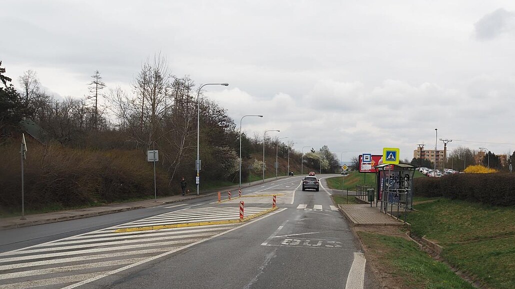 Auto dívce na přechodu zlomilo nohu. Rodičům řekla, že špatně došlápla