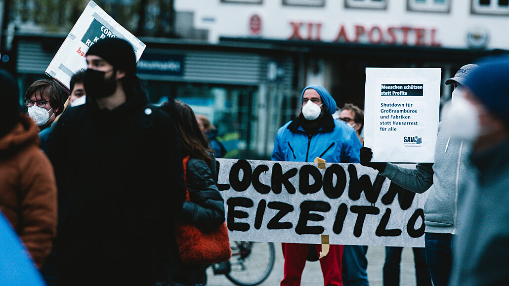 Demonstrace proti lockdownu v Kolíně nad Rýnem (17. dubna 2021)