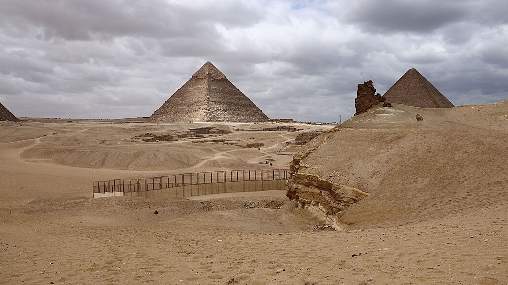 Kovové fragmenty, které egyptolog Martin Odler a metalurg Jií Kmoek zkoumají,...