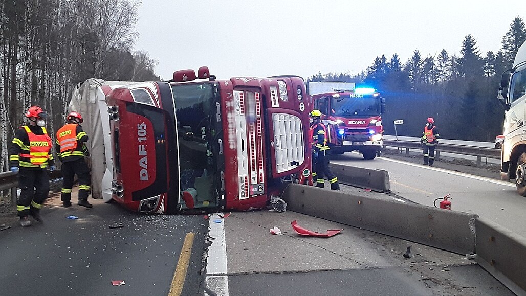 Kamion s pivem při převrácení těsně minul protijedoucí auto, ukázalo video