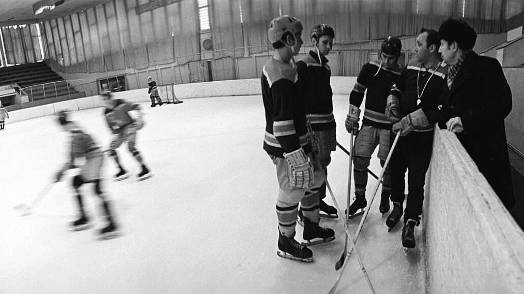 Viktor Šuvalov v sedmdesátých letech v roli mentora mladých hokejistů.