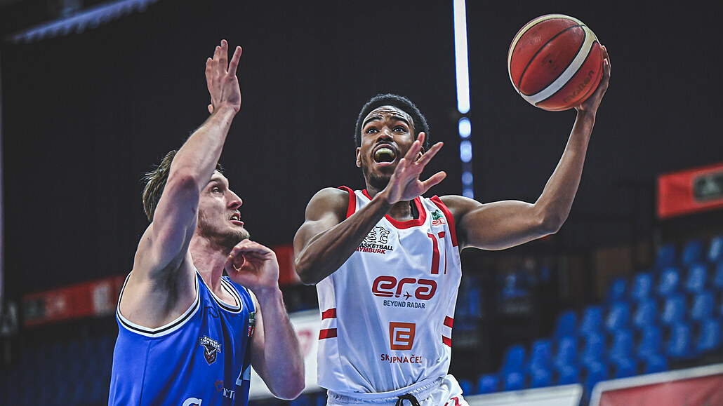 Jerrick Harding (vpravo) z Nymburka úto�í kolem Petra Machá�e z USK Praha.