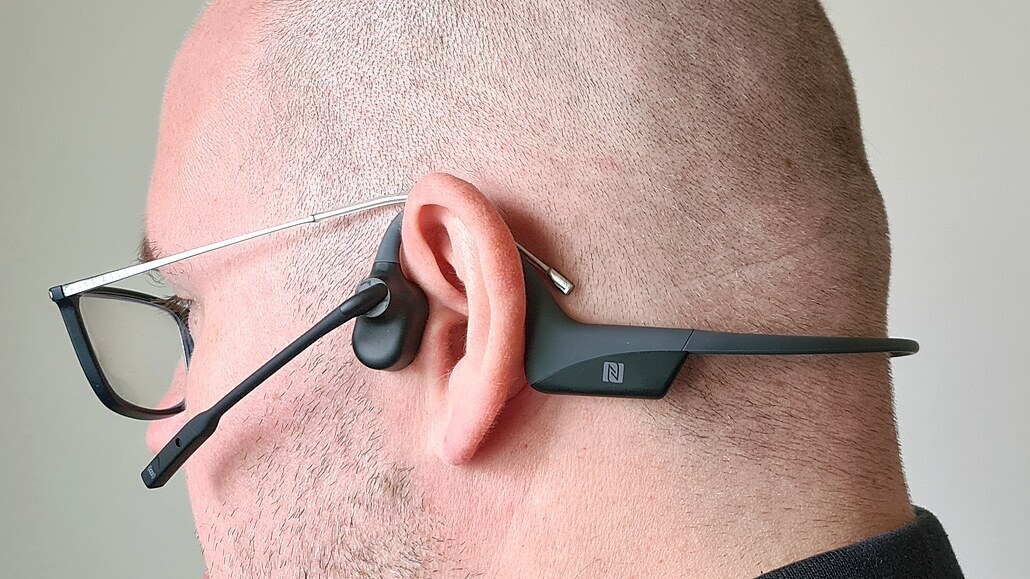 Vyzkoušeli jsme headset, který nehraje do ucha, ale do kosti