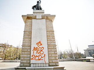 Na pomníku rudoarmějcům na Moravském náměstí v Brně se objevil hanlivý symbol s...