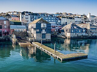 Přístavní domek v anglickém městě Falmouth stojí na pobřeží Cornwallu od 17....