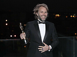 Florian Zeller drí svého Oscara za nejlepí adaptovaný scéná, který získal za...