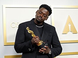 Daniel Kaluuya si prohlíí Oscara, kterého získal za výkon ve snímku Jidá a...