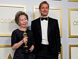 Spolu s Bradem Pittem pózuje korejská hereka Youn Yuh-jung, která práv...