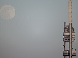Měsíc při superúplňku 26. dubna 2021 nad žižkovskou televizní věží v Praze.