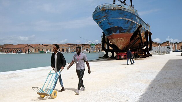 Barca Nostra. Na Bentskm bienle vystavili vrak lodi, na kter v roce 2015 zahynuly stovky migrant. (6. kvtna 2019)