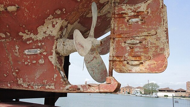 Barca Nostra. Na Benátském bienále vystavili vrak lodi, na které v roce 2015 zahynuly stovky migrantů. (6. května 2019)
