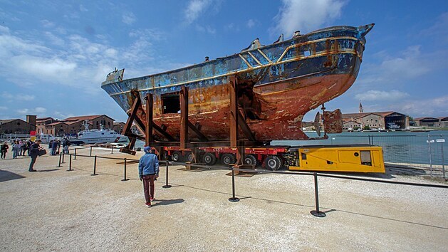Barca Nostra. Na Benátském bienále vystavili vrak lodi, na které v roce 2015 zahynuly stovky migrantů. (6. května 2019)