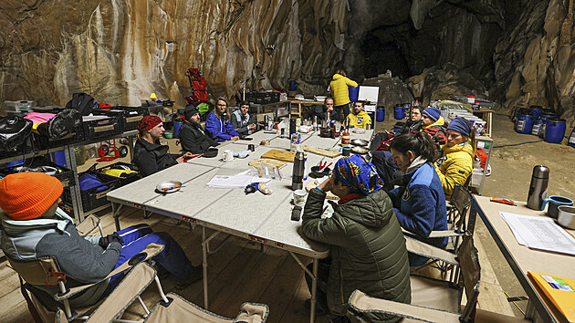 Projekt Deep Time. Skupina patnácti dobrovolníků strávila 40 dní ve jeskyni na jihu Francie, aby prozkoumala lidské chování v podmínkách extrémní izolace. (24. dubna 2021)