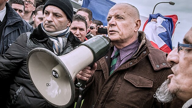 Někdejší velitel Francouzské cizinecké legie Christian Piquemal na demonstraci Pegidy v Calais. Za svoji účast byl později zbaven vojenských výsad (6. února 2016)
