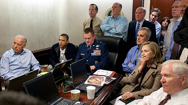 Americk prezident Barack Obama, viceprezident Joe Biden, ministryn zahrani Hillary Clintonov, f Pentagonu Robert Gates a dal lid sleduj v Blm dom operaci proti Usmovi bin Ldinovi. (1. kvtna 2011)