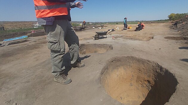 V budoucí dálniční trase nalezli archeologové vzácné nádoby. (28. dubna 2021)